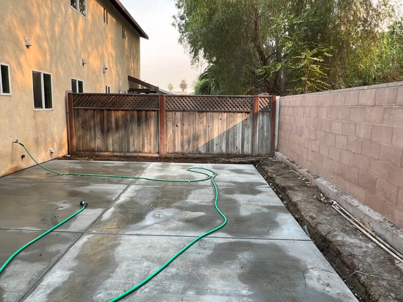 Building Photo - 10629 Lind Ave