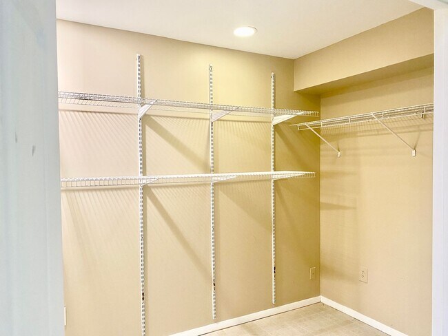 Building Photo - 3 Bedrooms Plus 2 Bonus Rooms!!! 2.5 Baths...