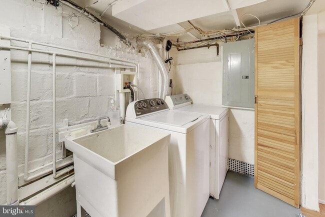 Building Photo - 903 S Irving St