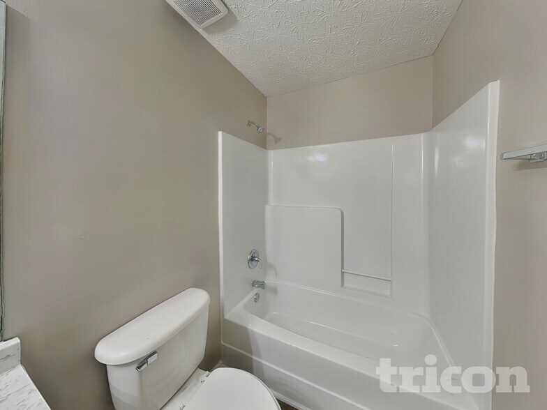 Building Photo - 11906 Fairway Overlook