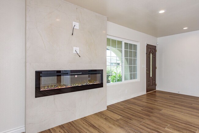 Building Photo - Your Newly Renovated Huntington Beach Oasi...