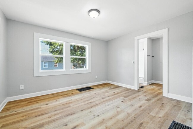 Building Photo - 2526 Caroline Ave