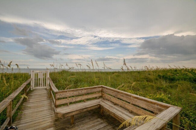 Building Photo - 2 Bedroom 2 Bathroom direct ocean condo