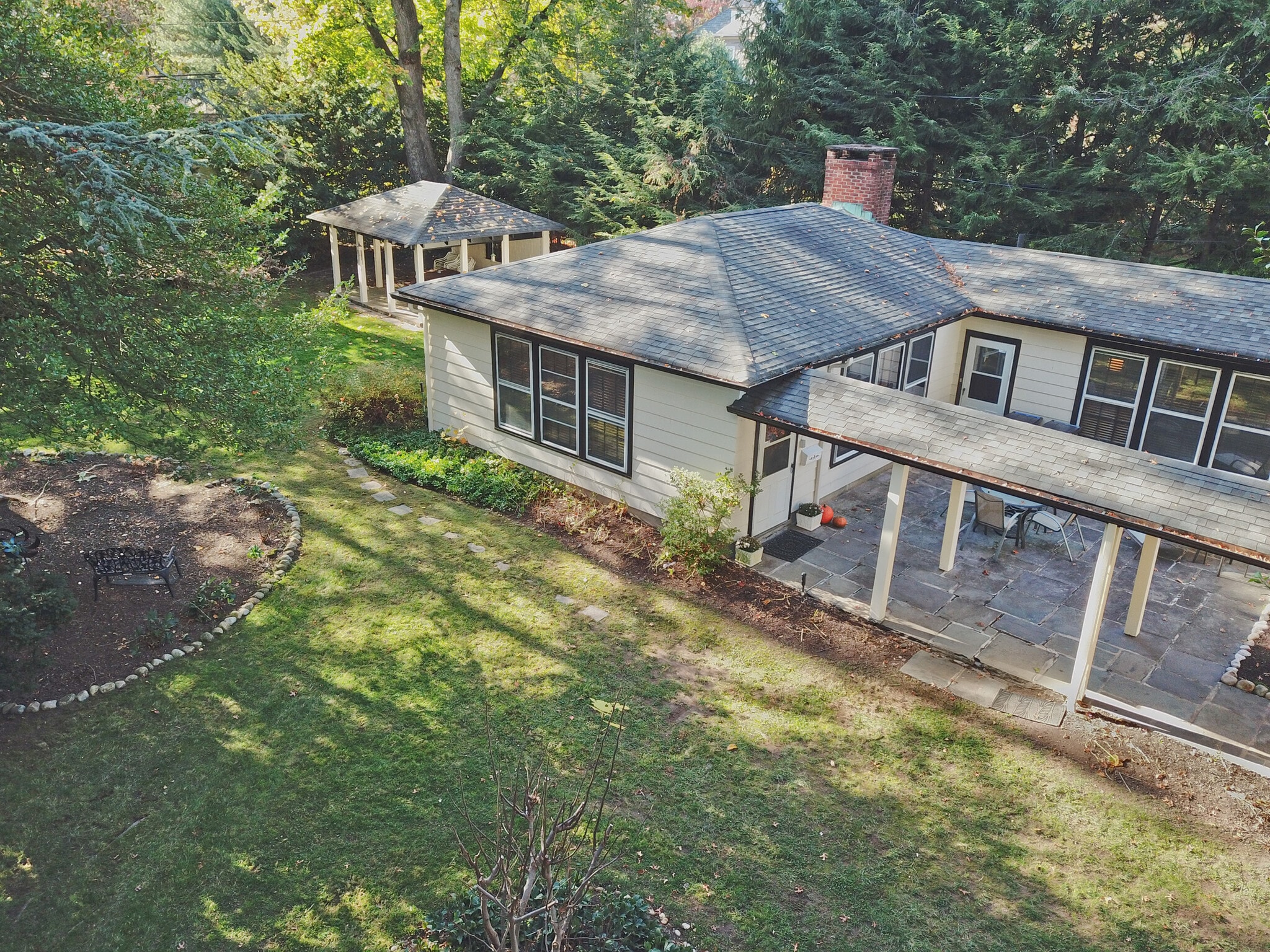 Cottage and Gazebo - 82 Winsor Pl