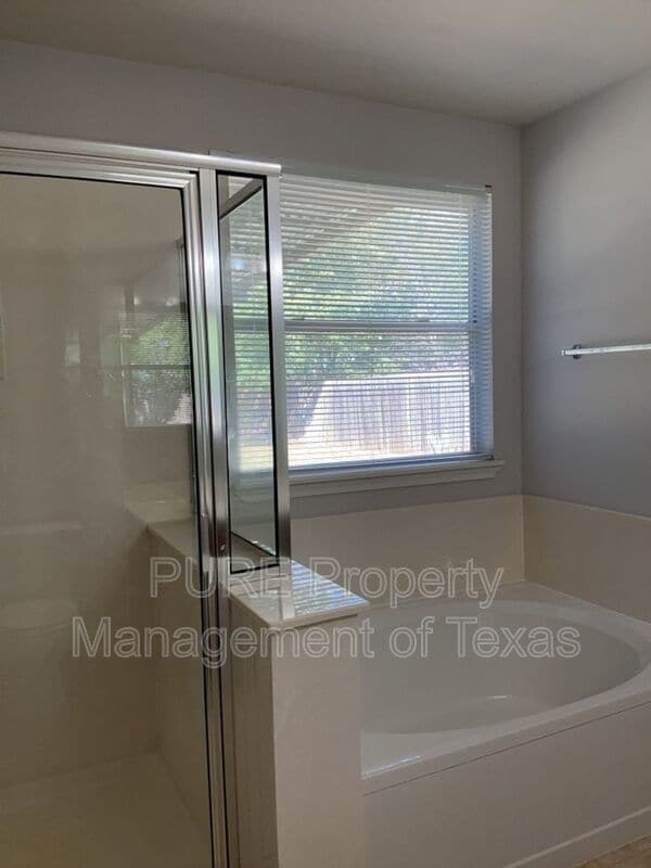 Building Photo - 9005 Sun Shower Bend