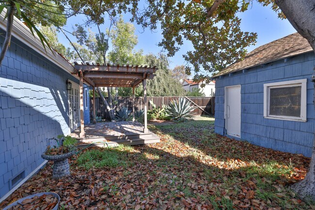 Building Photo - 520 Camino Dr