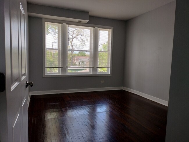 Building Photo - 1413 W 66th St