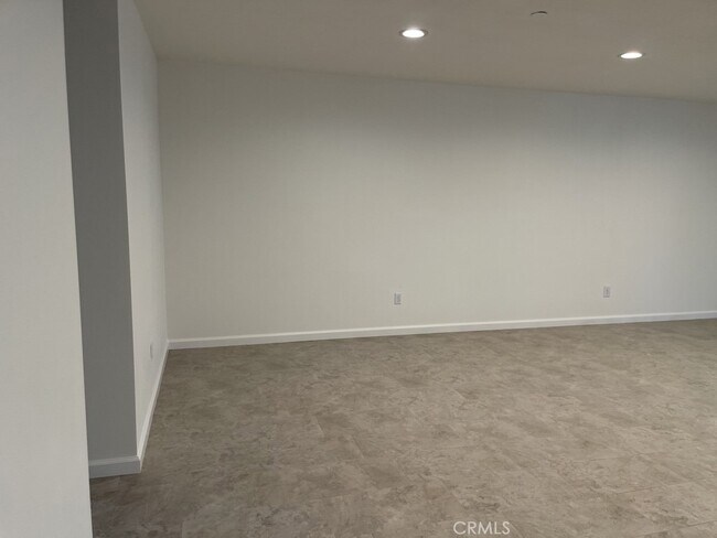Building Photo - 1140 Deseret Ave