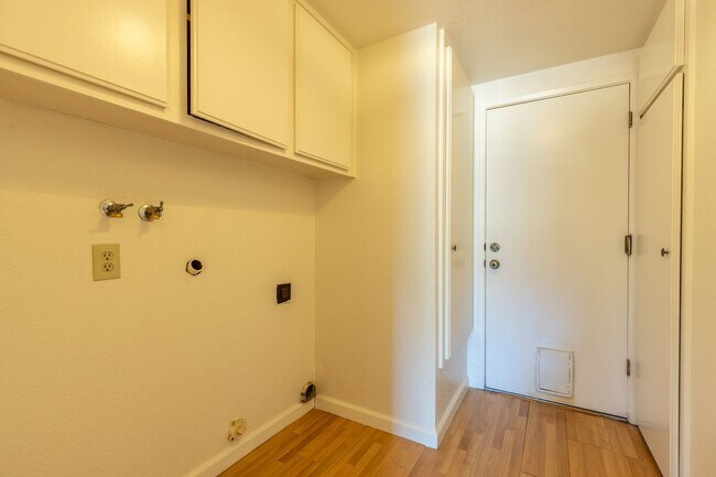 Building Photo - 4 bed/3 bath Single Family Home w/ large backyard!