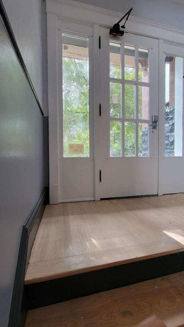 Building Photo - Charming renovated avenues apartment