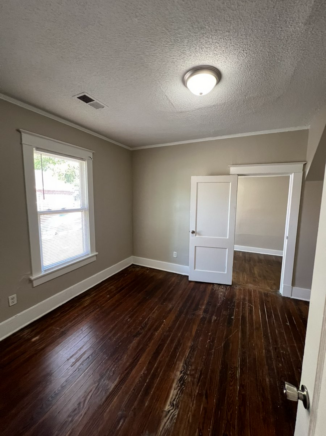 Building Photo - Move-in Special - 1/2 Off First month's re...