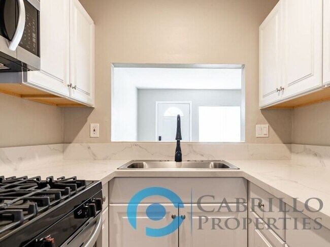 Building Photo - 595 7th St