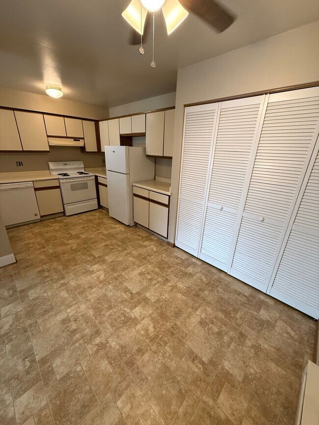 Building Photo - Private Entry 2 Bed/1 Bath Apartment!