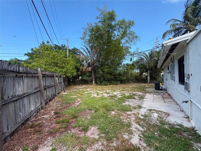 Building Photo - 929 SW 10th Ave