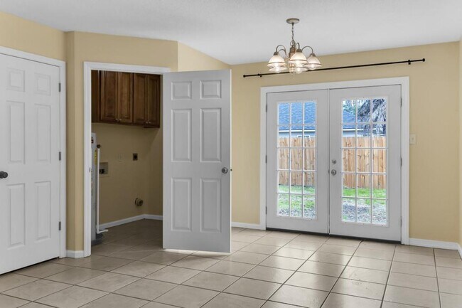 Building Photo - 819 Kristen Ln