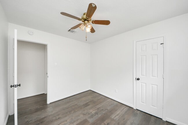 Building Photo - 1207 Park Knoll Ln