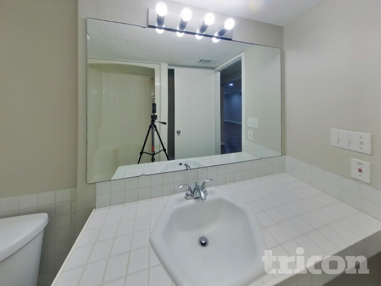 Building Photo - 820 Shenandoah Ln N