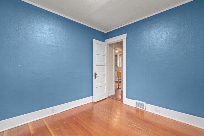 Building Photo - Classic Tacoma Charm with Room to Breathe....