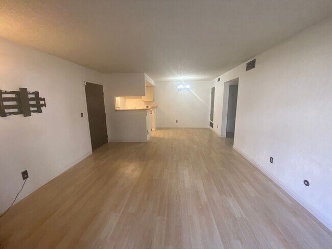Building Photo - Beautiful 1 Bedroom Condo Across from Buck...