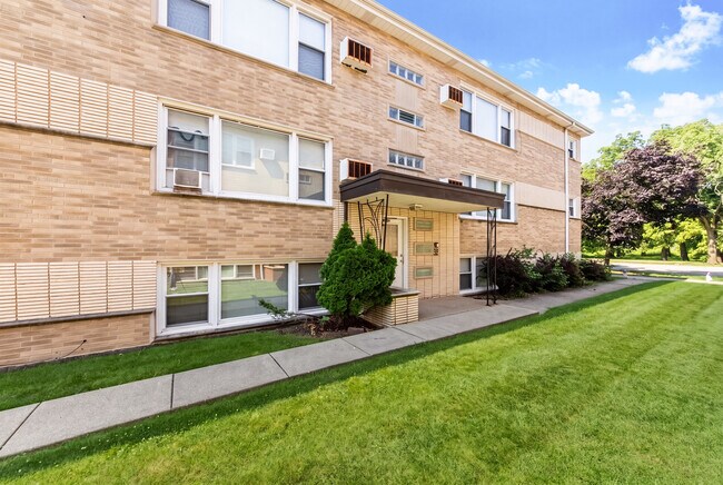 Building Photo - 2245 Des Plaines Ave