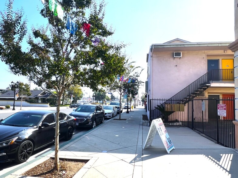 Building Photo - 515 N Azusa Ave