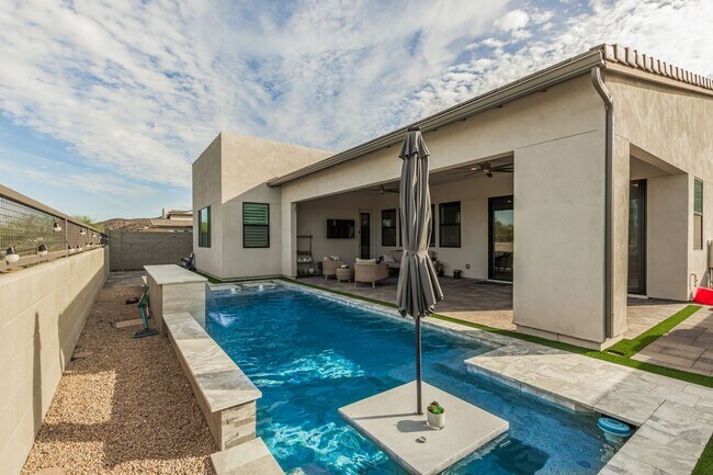 Building Photo - Luxury at Vistal