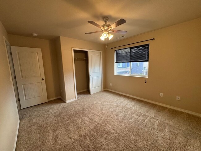 Building Photo - Single Family! 3 bed/2.5 bath, 2-car garage