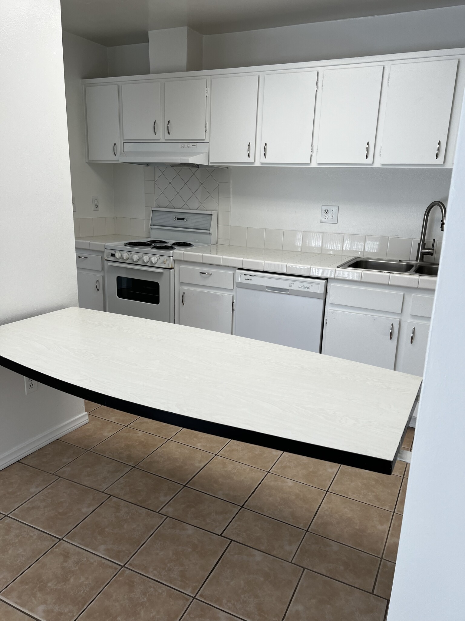 Kitchen from living room - 3050 Rue Dorleans