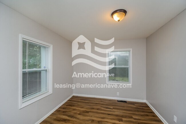 Building Photo - 3620 N Gladstone Ave