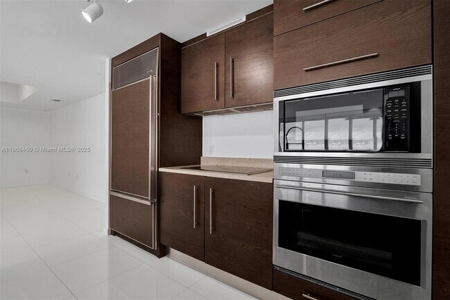 Building Photo - 465 Brickell Ave