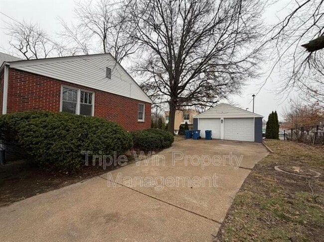 Building Photo - 6206 Evergreen Blvd