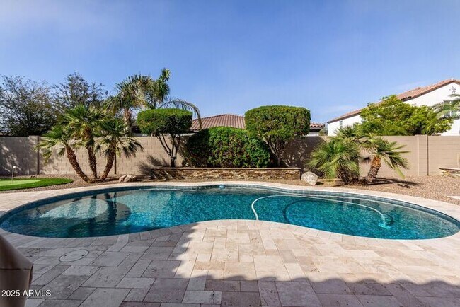 Building Photo - Stunning 4 bedroom, 3 bathroom home in the...