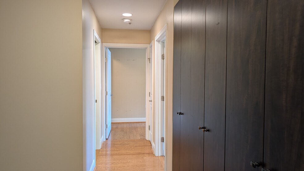 Entrance hall Looking towards Master Bedroom - 30 East Central Pky