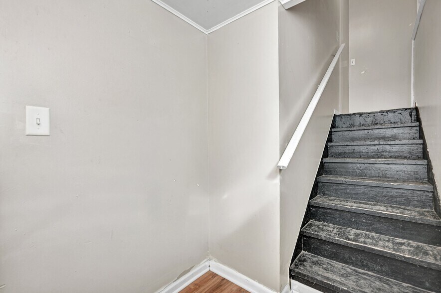 Building Photo - 224 Crest St