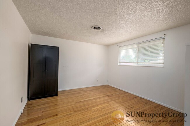 Building Photo - 662 Conway Ct E