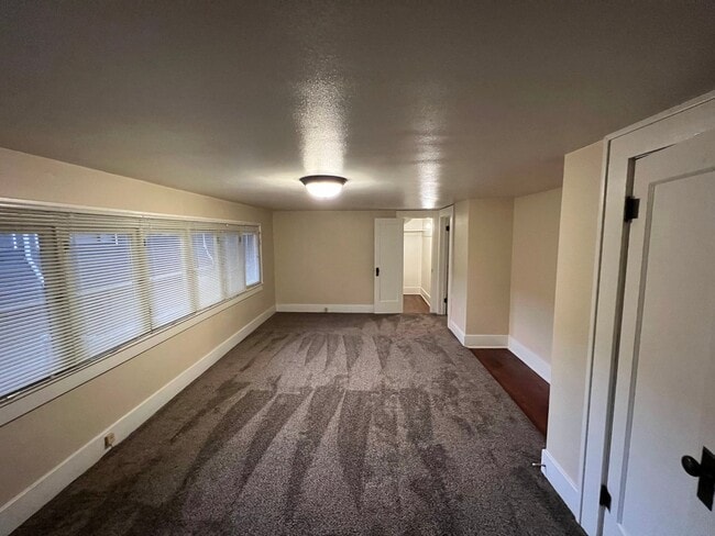 Building Photo - Charming and Spacious 4 Bed, 2.5 Bath Home near Downtown