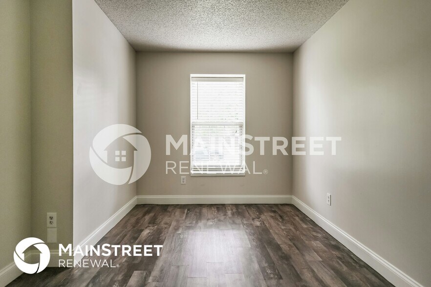 Building Photo - 820 SW Meadowood Dr