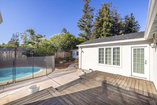 Building Photo - Spacious 3 Bed, 2.5 Bath Home in Quiet Neighborhood w/ AC + Pool!