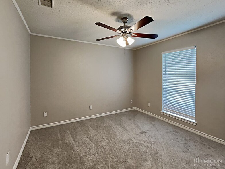 Building Photo - 8620 Santa Clara Dr