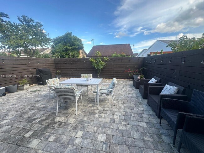 Building Photo - 7119 SW 105th Ct