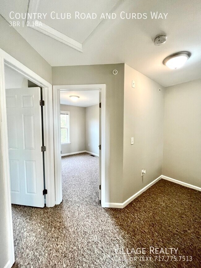 Building Photo - 705 Country Club Rd