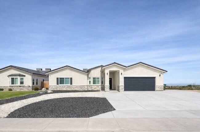 Building Photo - Executive Retreat in Brawley: Spacious 5-Bedroom Home Ideal for Corporate Stays or Refined Family...