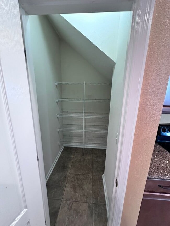 Building Photo - ***TWO WEEKS FREE*** Stylish 3BR Townhome with Garage & Walk-In Closet