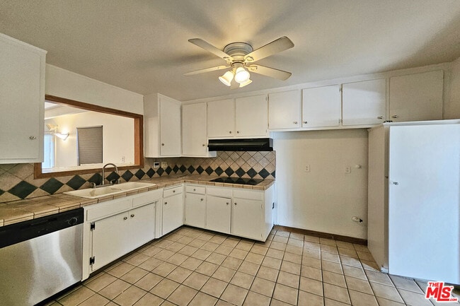 Building Photo - 9321 Donna Ave