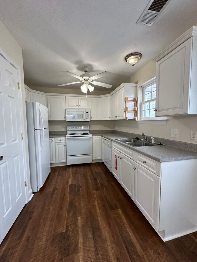 Building Photo - End Unit Townhome for Rent in Grottoes