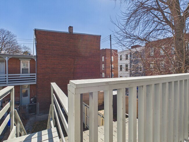 Building Photo - Large 4 Bedroom Single Family on Reily St.