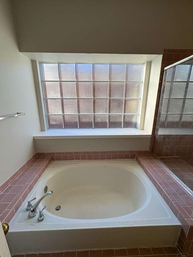 Building Photo - 16119 Lakestone Dr