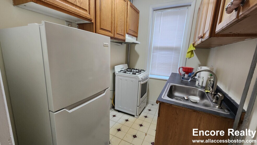 Building Photo - 352 Riverway