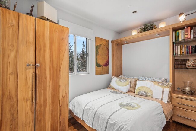 Building Photo - 210 E Hyman Ave