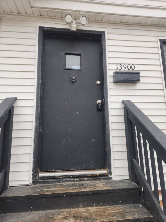 Building Photo - Charming 3-Bedroom Property in Prime Location